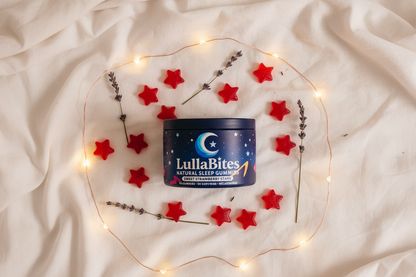LullaBites Gummies sobre cama con sábanas blancas, gomitas estrella y luces cálidas