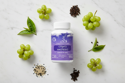 Flat lay ingredientes naturales gomitas zZZs: uvas, té verde, semillas de ajonjolí y pimienta negra